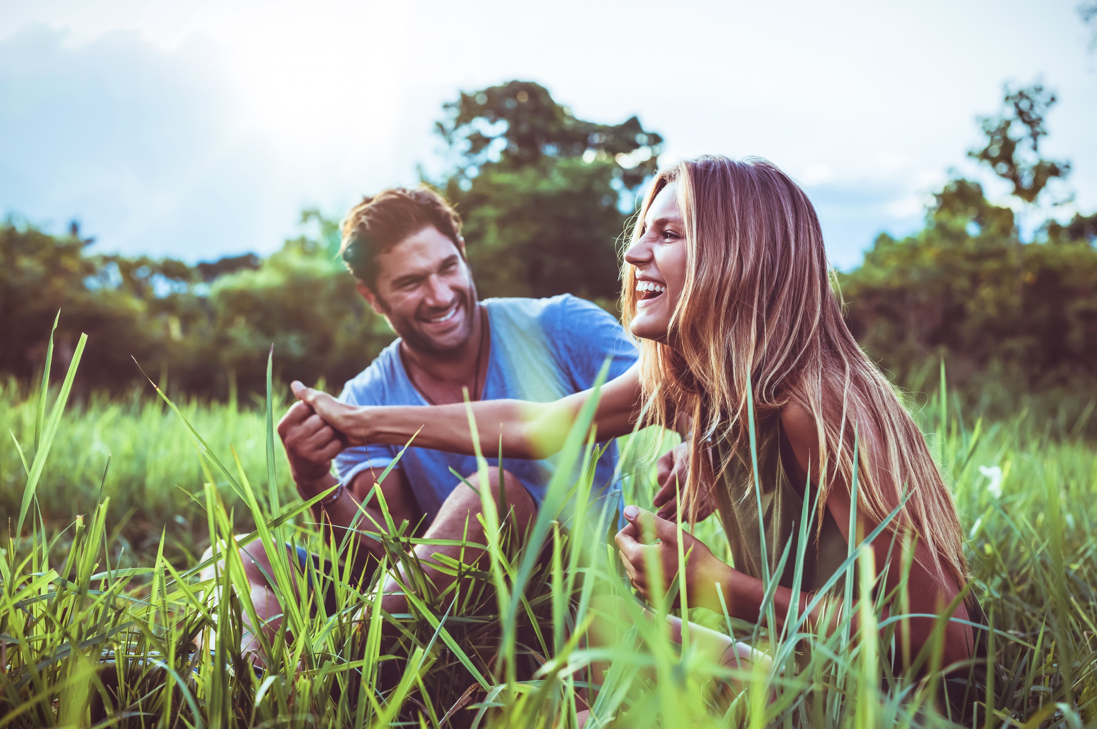 Hochzeitspaar mit Konfetti steht auf Landstraße